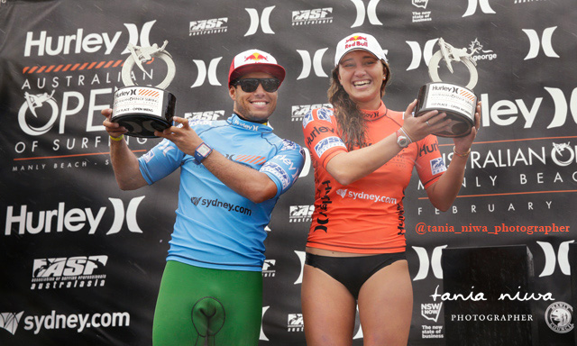 adriana-de-souza-carissa-moore-hurley-pro-ausopen-of-surfing-winners-2014